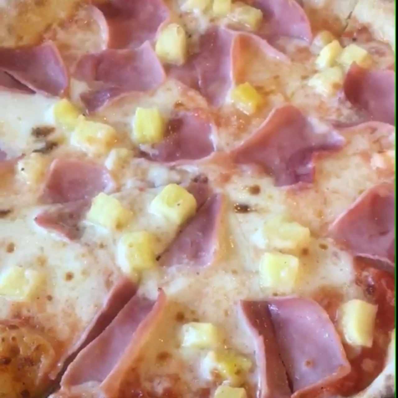 pizza de piña y jamon