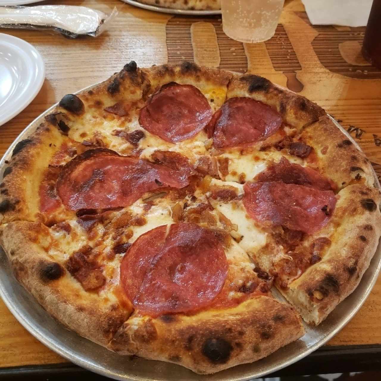 pizza de Salami y Tocino, bien tostada!