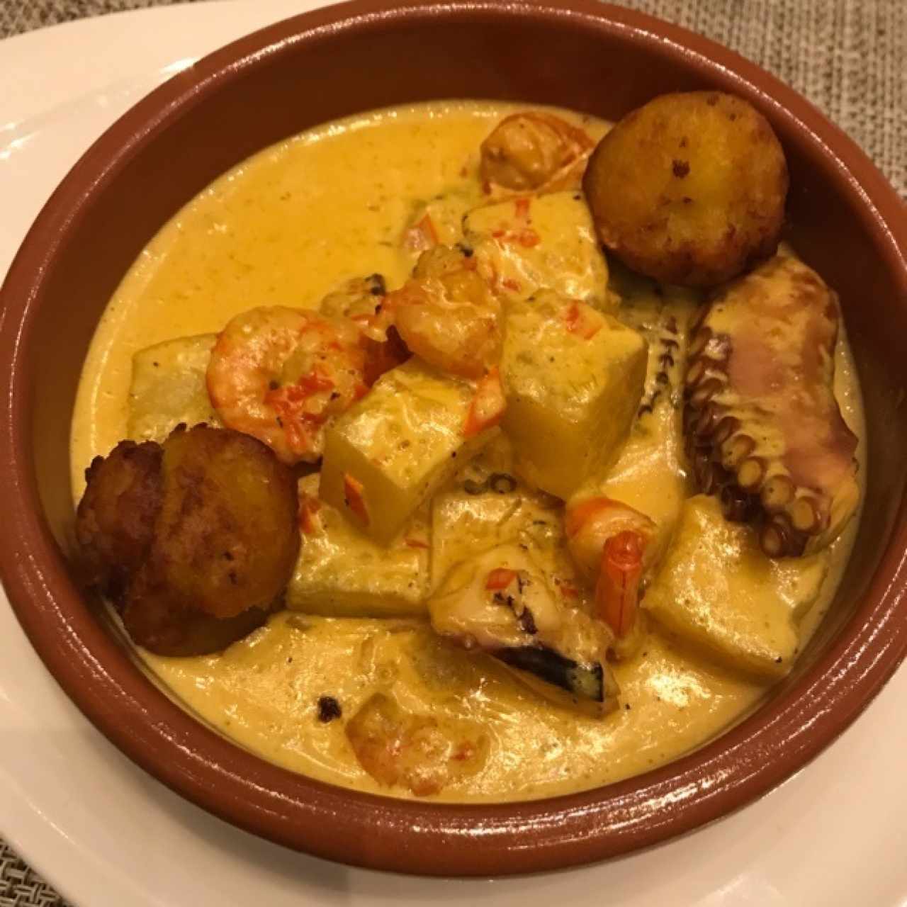pulpo al curry acompañado de croquetas de platano maduro