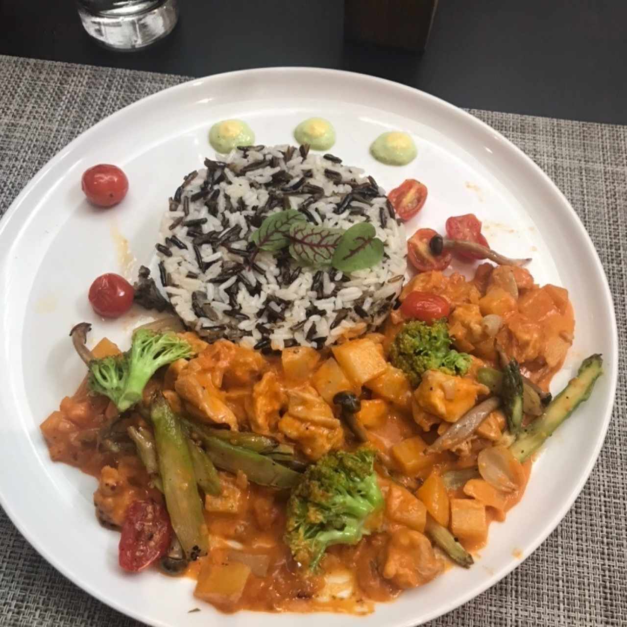 Conejo con arroz salvaje. Delicioso. Muy recomendado