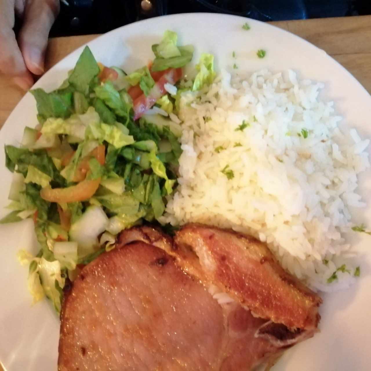 chuleta a la plancha con arroz ensalada