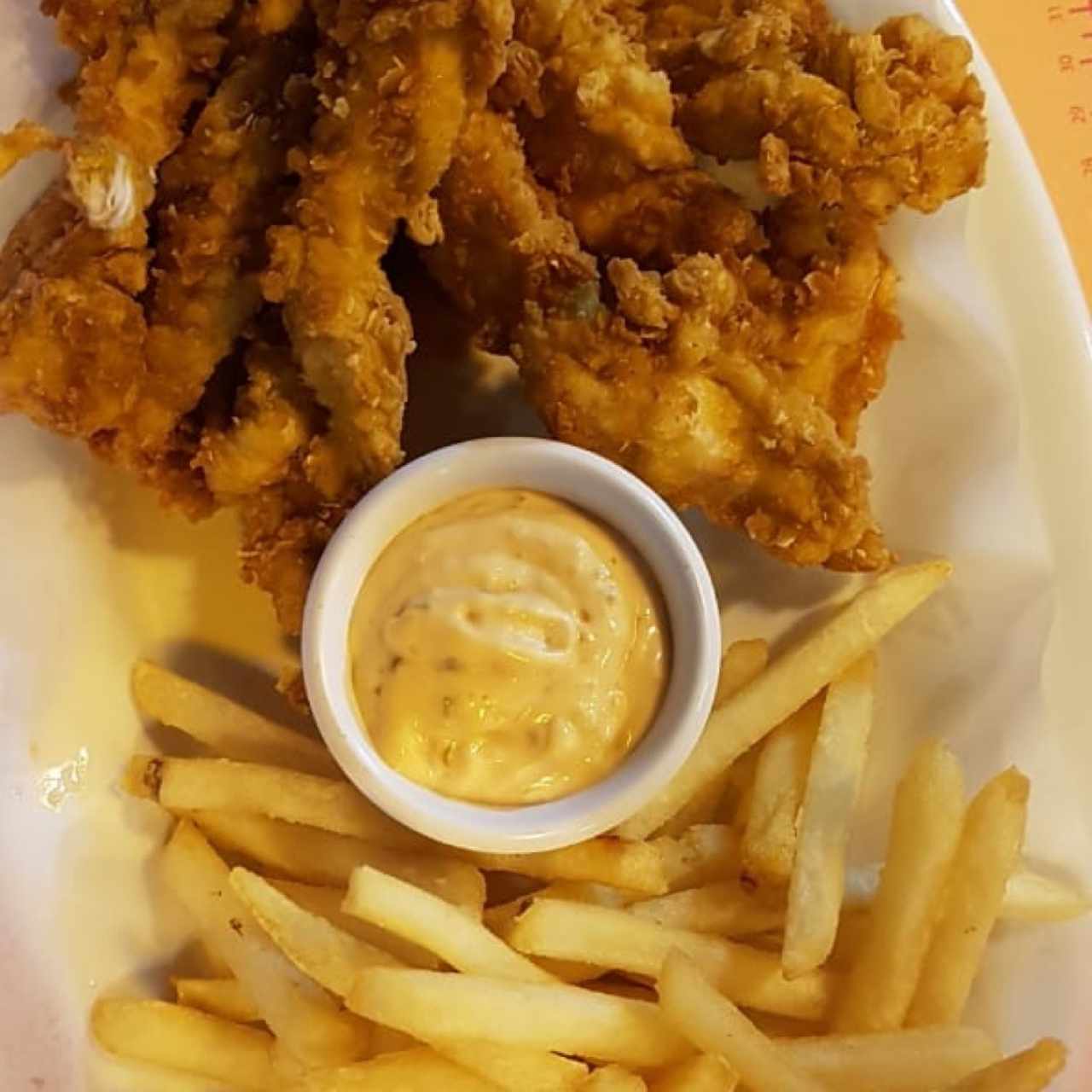 Chicken fingers con papas