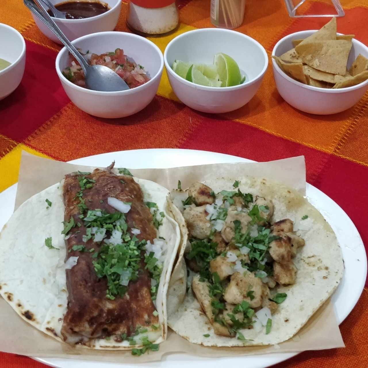 Takolote campechano (izq) taco a la parrilla de pollo (der)