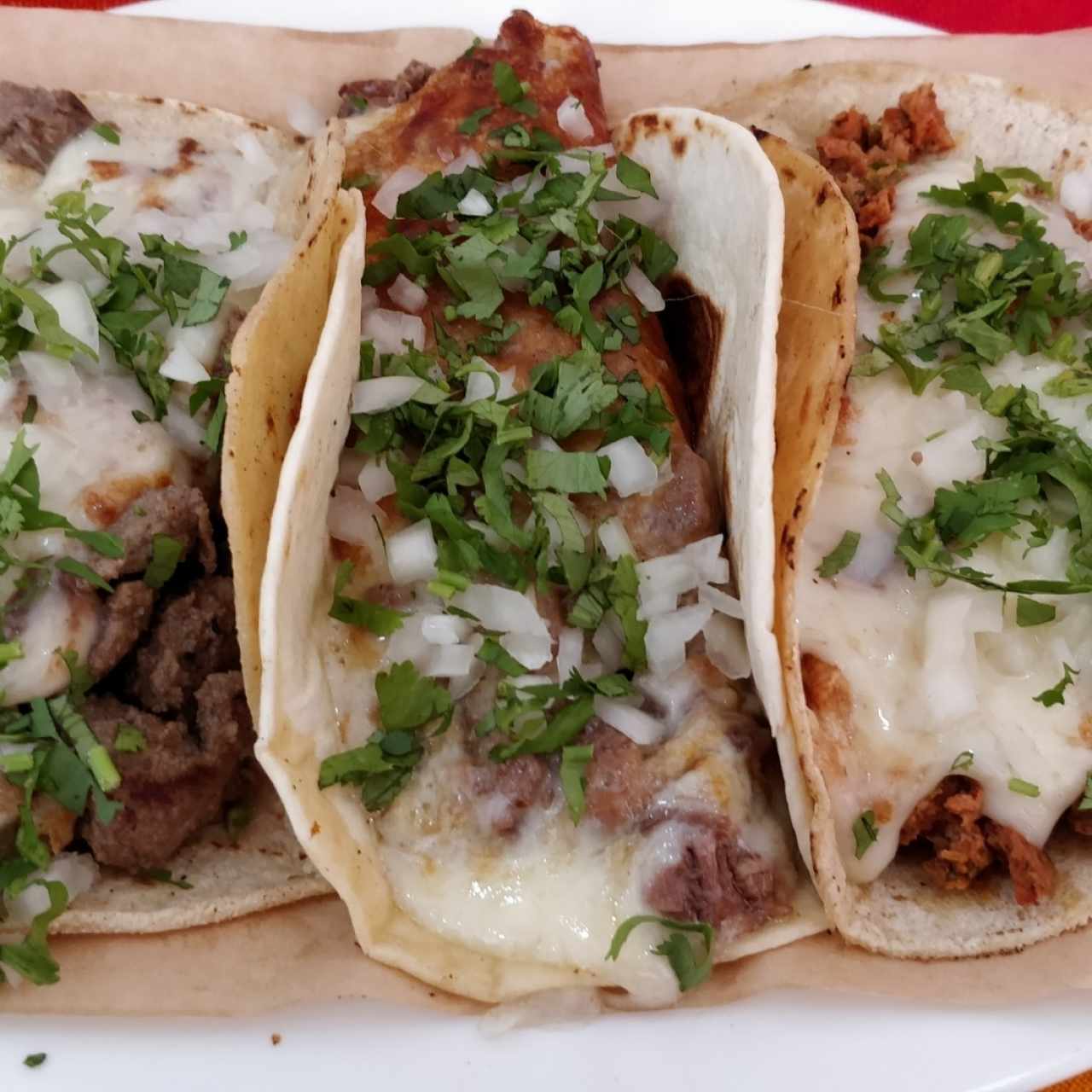 Taco se costilla con queso (izq), Takolote saudero (centro), taco a la parrilla de longaniza con queso (der)