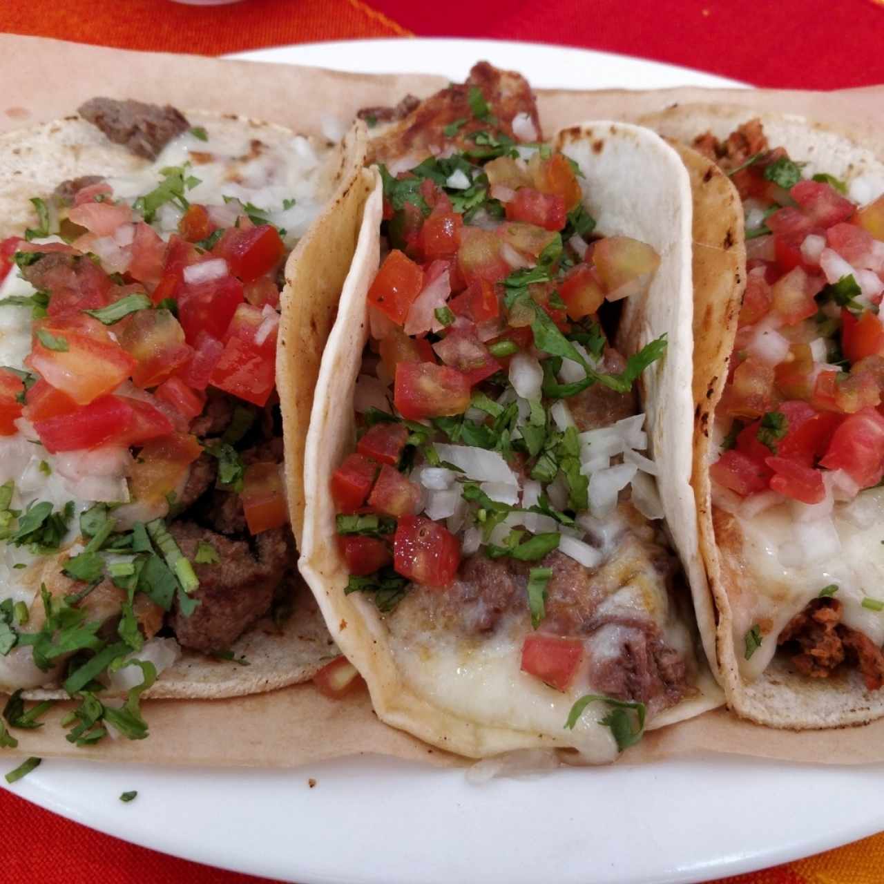 Takolote saudero, taco de costilla y taco de longaniza
