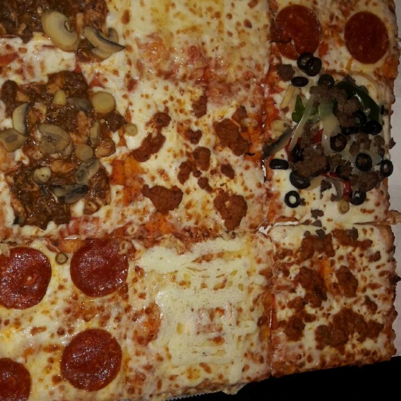Pizza de peperoni, pollo con hongos, 4 quesos, chorizo español, carne