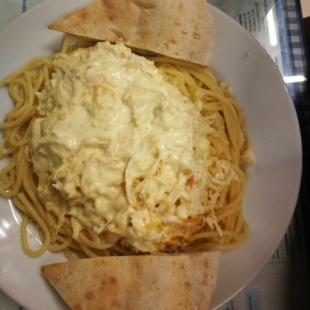 Spaguetti de pollo en salsa blanca