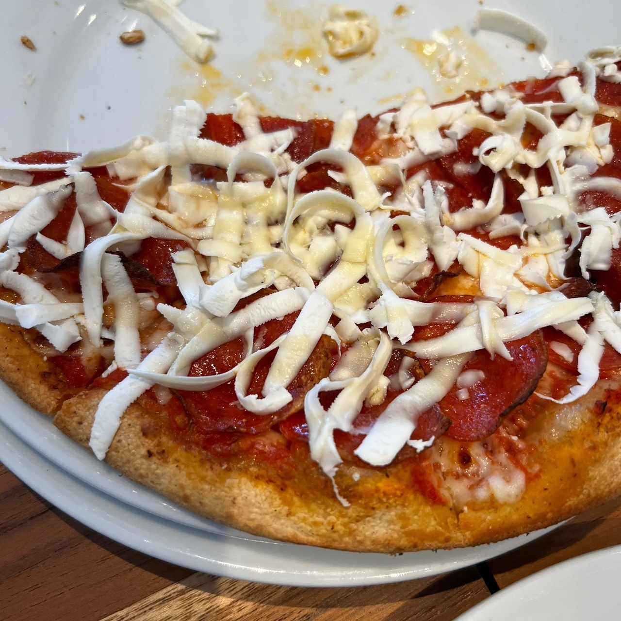 Pizza de pepperoni y queso fetta