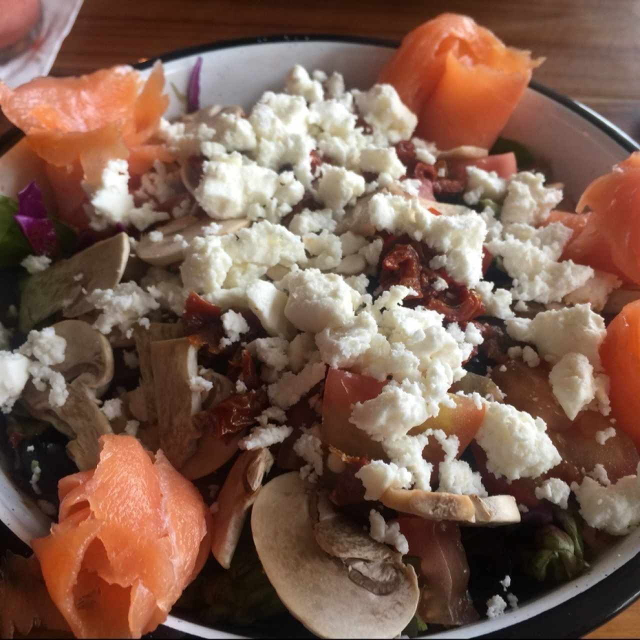Ensalada Tomato con Salmon