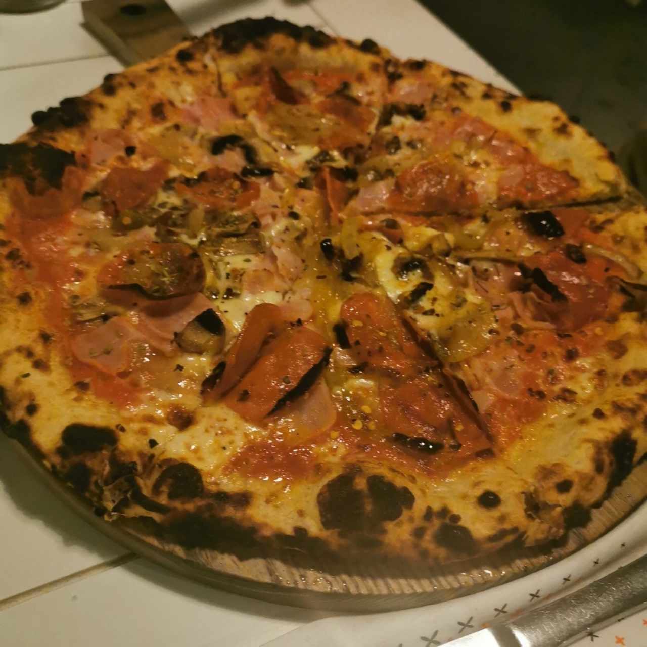 Pizza Margherita con Jamon, hongos y cebolla