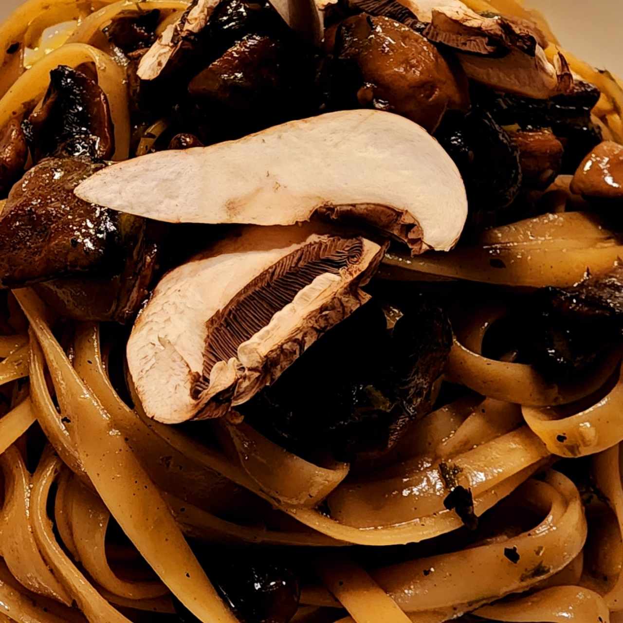 Fetuccini Aglio, Olio,Funghi E Pepperoncino