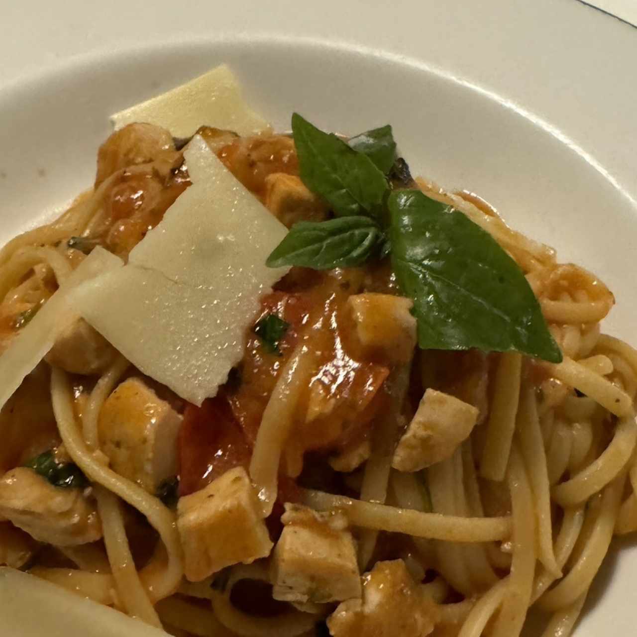 Linguini Al Filetto Di Pomodoro con adicional de pollo