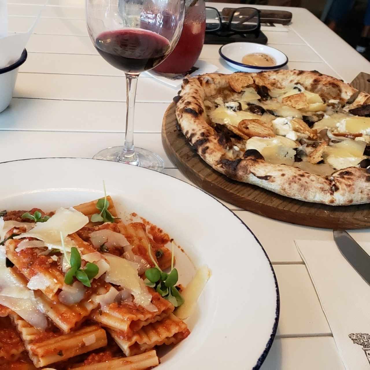 Pizza con trufas y papardelle