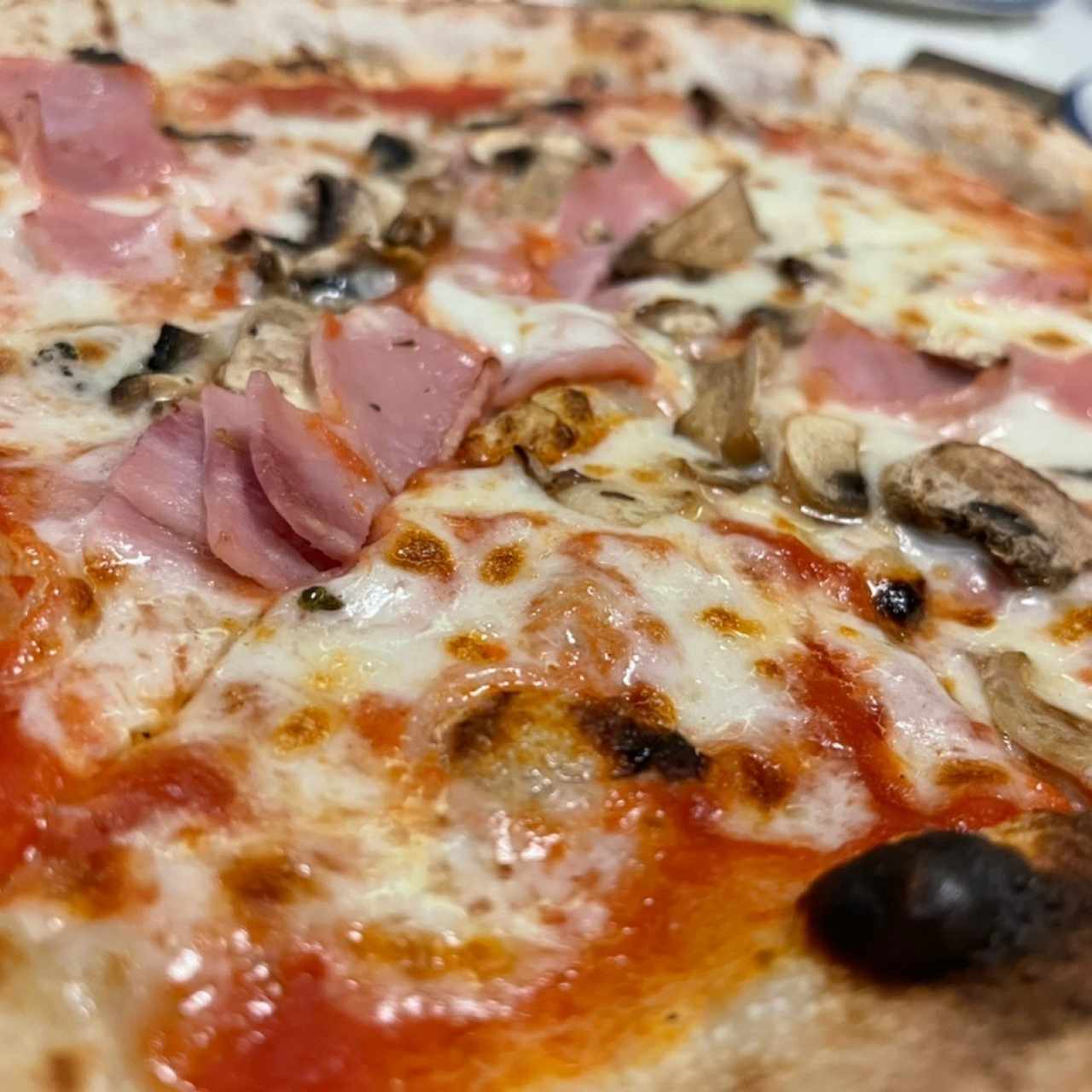 Piezas Tradicionales - Pizza Prosciutto Funghi