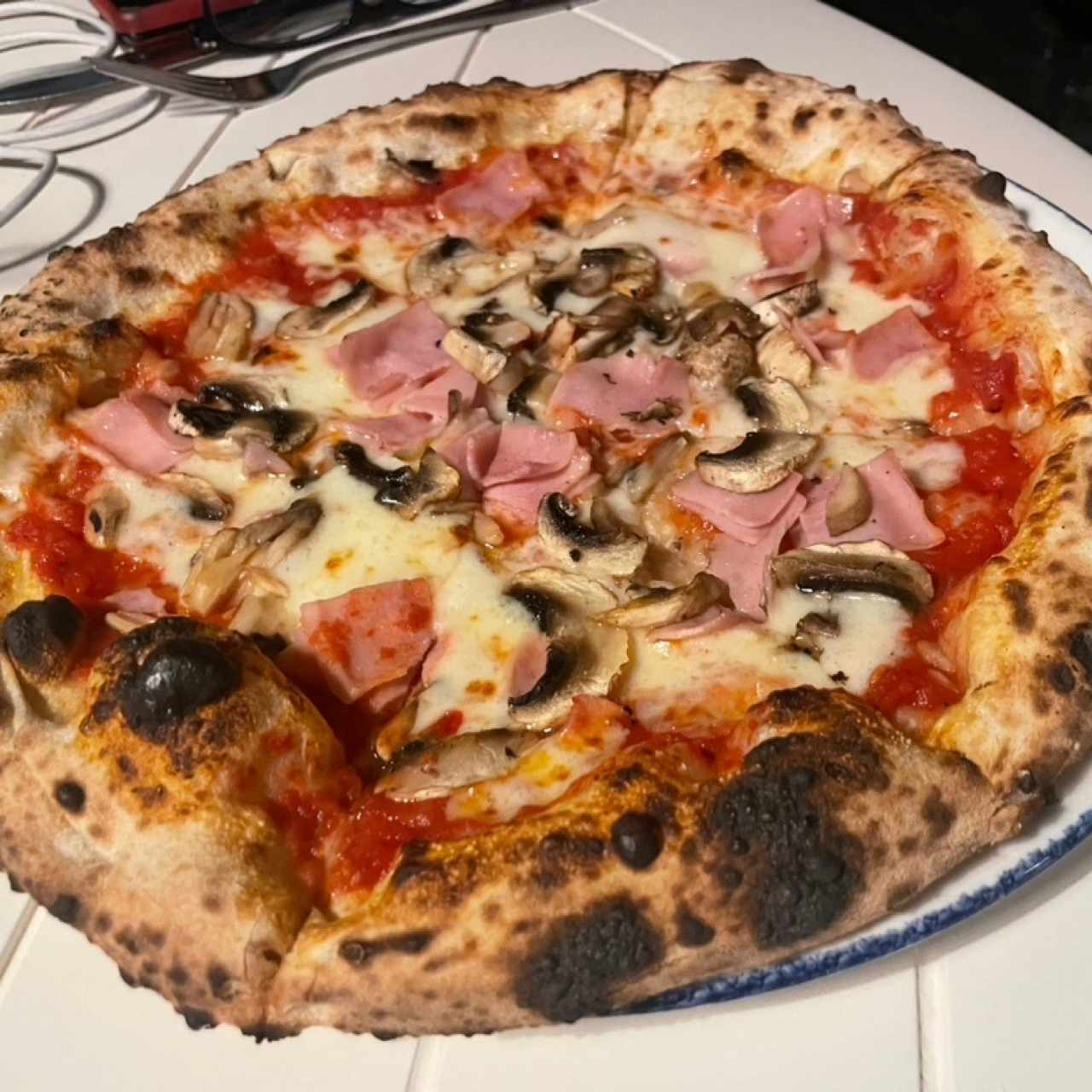 Piezas Tradicionales - Pizza Prosciutto Funghi