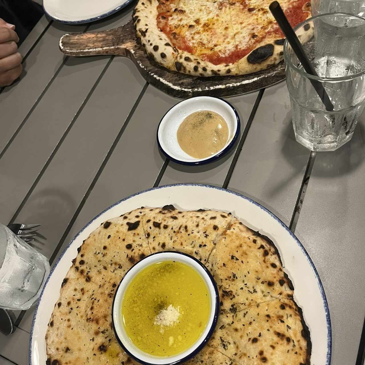 Focaccia Clásica y pizza margherita