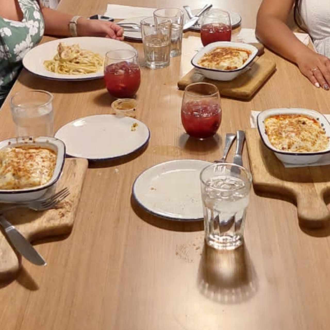 Pastas - Lasagna Bolognesa y Pasta co. Camarones, sangría 