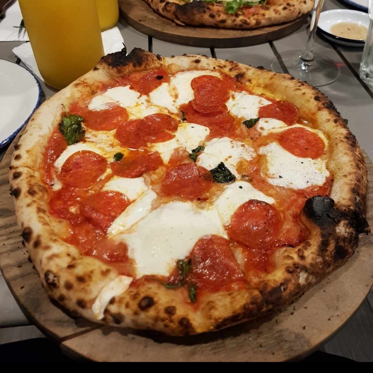 Pizza Margherita napolitana con extra de pepperono