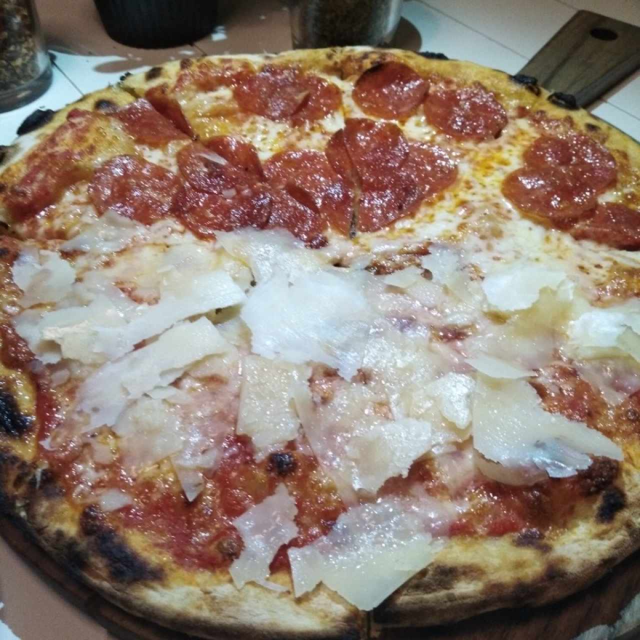 Pizza de Peperoni y cuatro quesos 