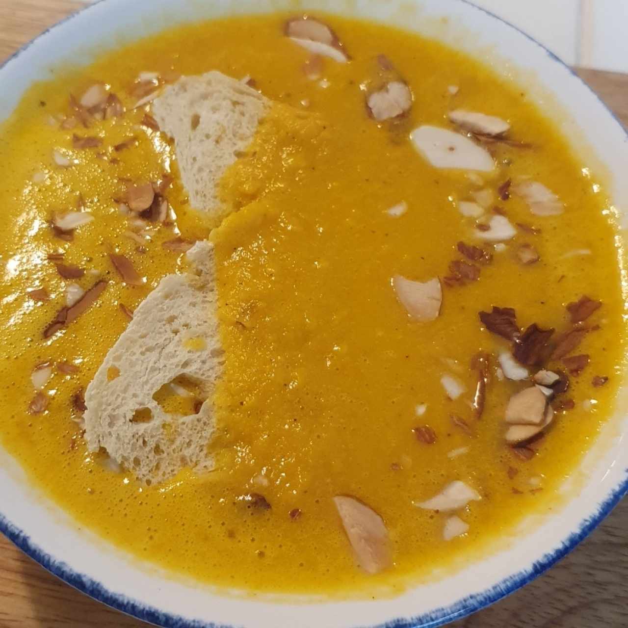 sopa del día (crema de zanahoria)