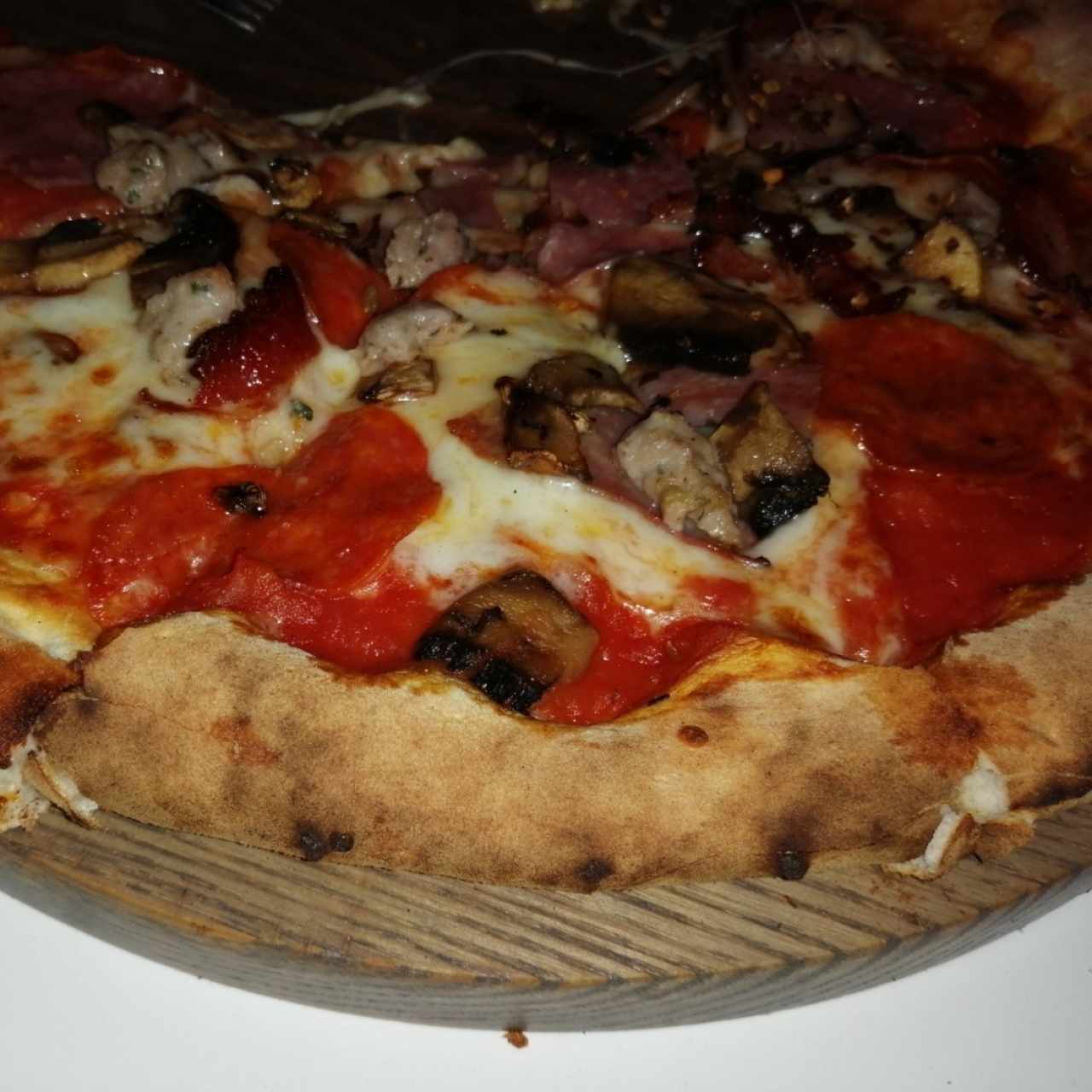 Pizza con hongos y carne