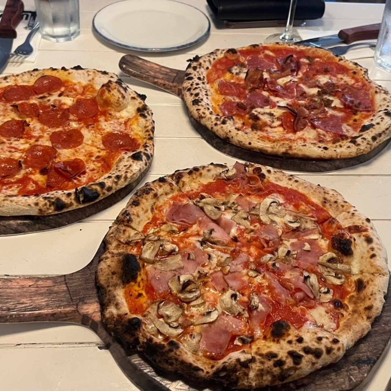 trio perfecto de pizza’s Lucca.  carnivor peperonni y la otra a otro nivel 