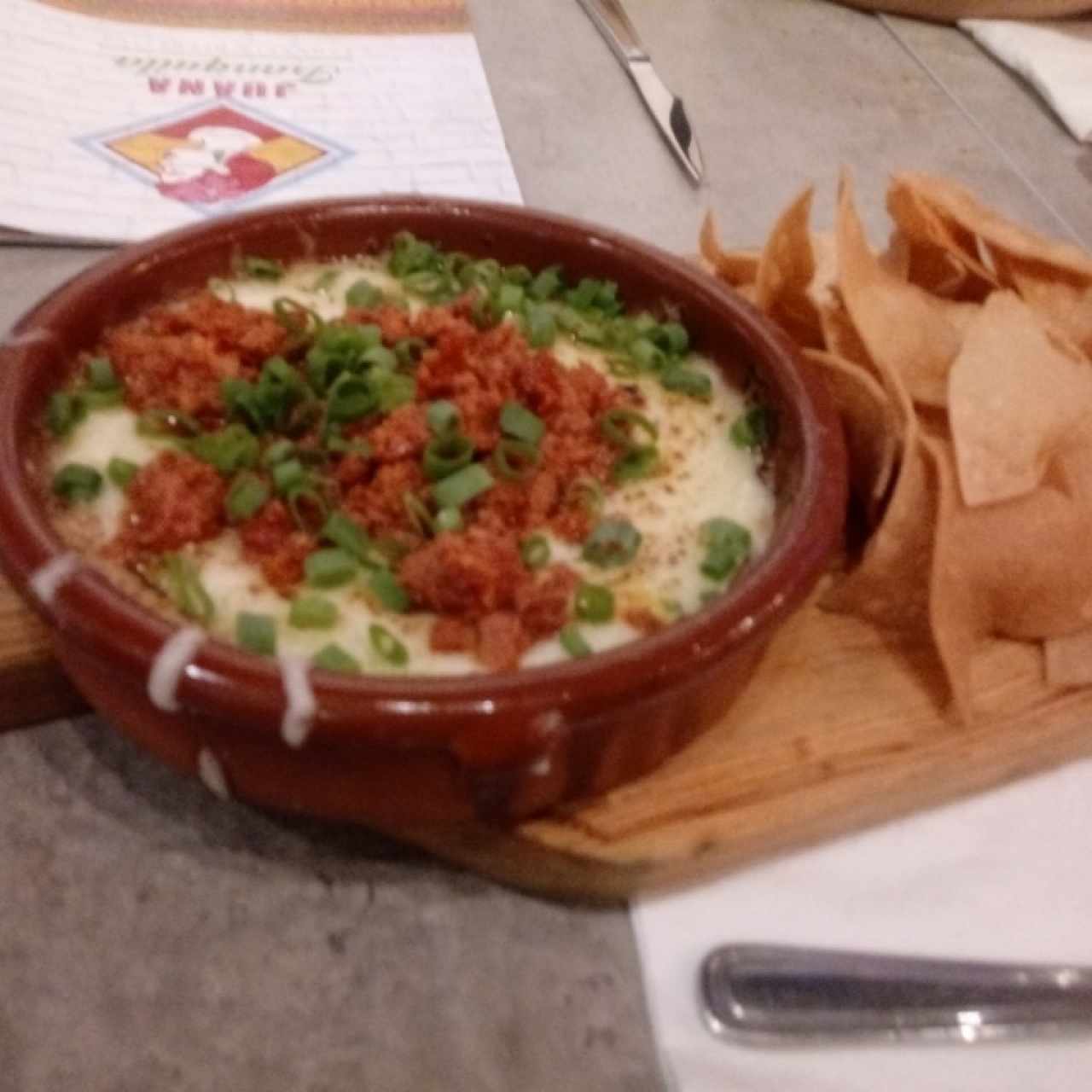 Queso fundido con chorizo