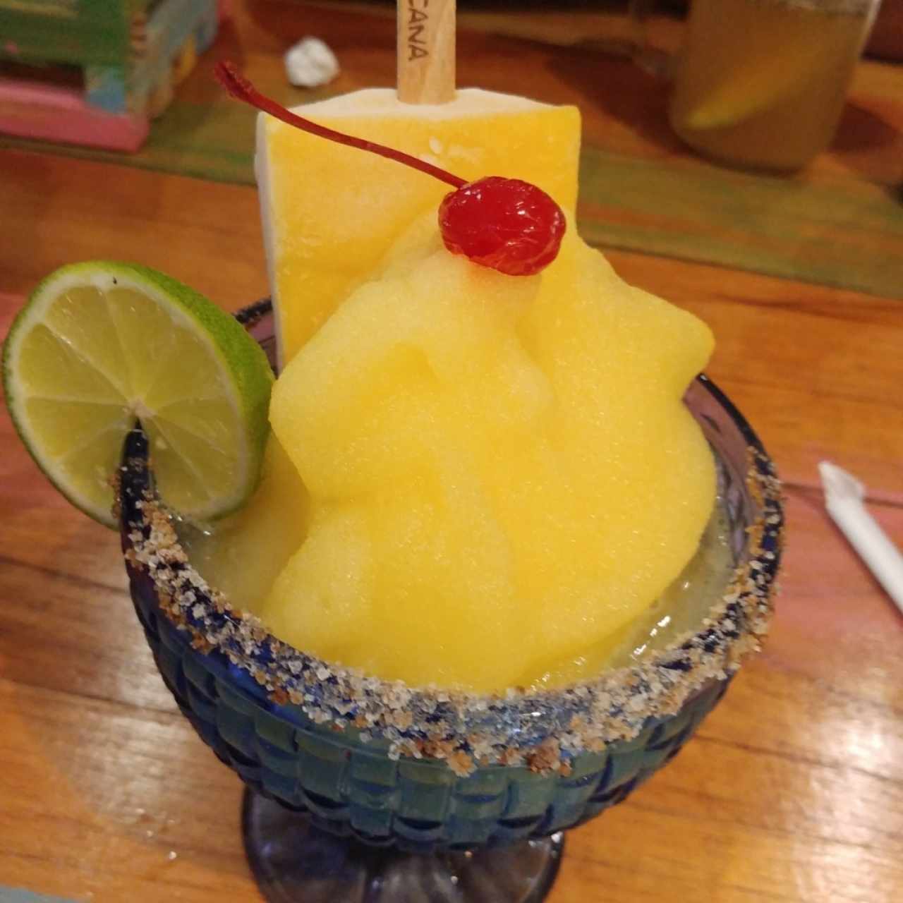 margarita de maracuyá con paleta de maracuyá