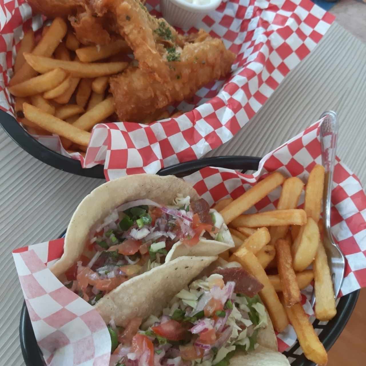 Tacos de atún y fish and chips 
