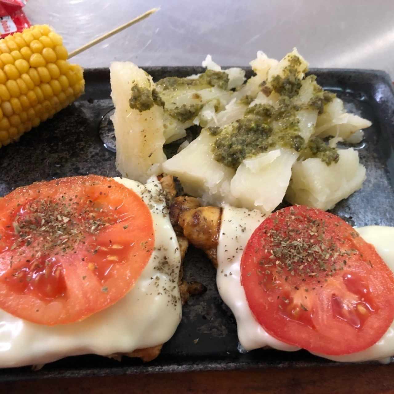 filete de pollo con queso mozarella y tomate