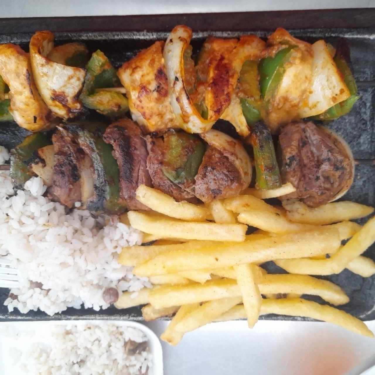 brichetas mixtas papitas y arroz con guandu