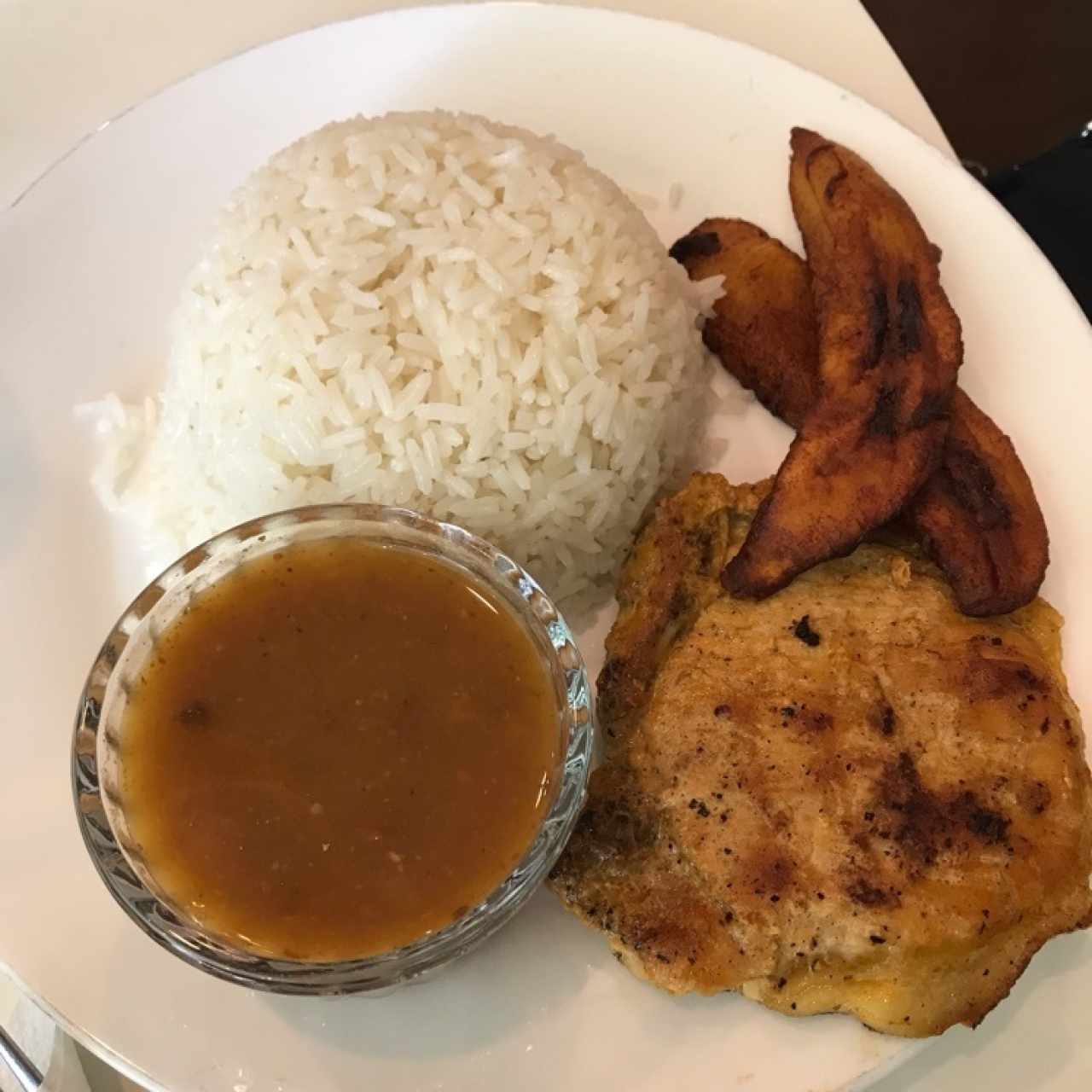 Chuleta a la Plancha, Arroz Blanco, Porotos y Tajadas