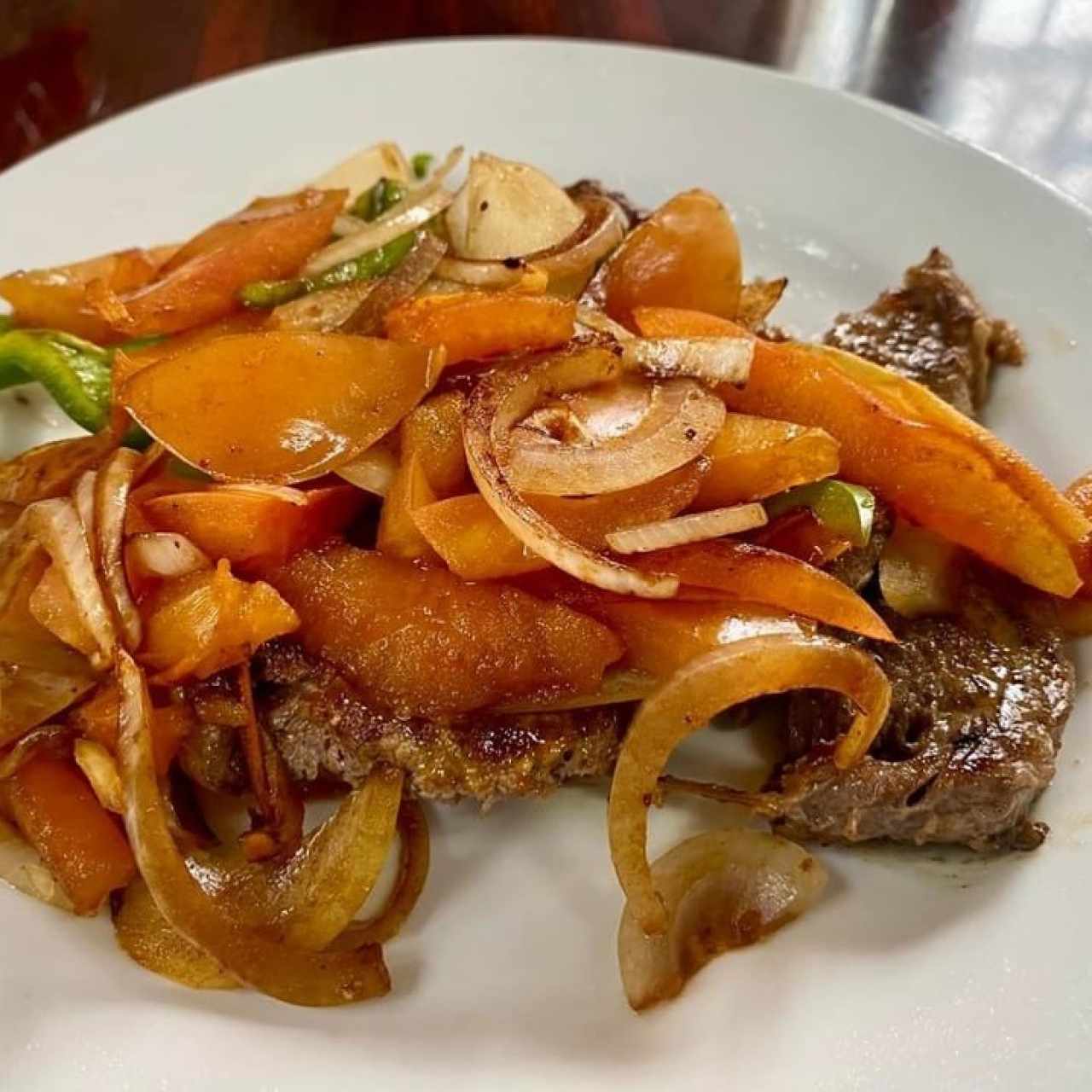 Bistec de res encebollado 