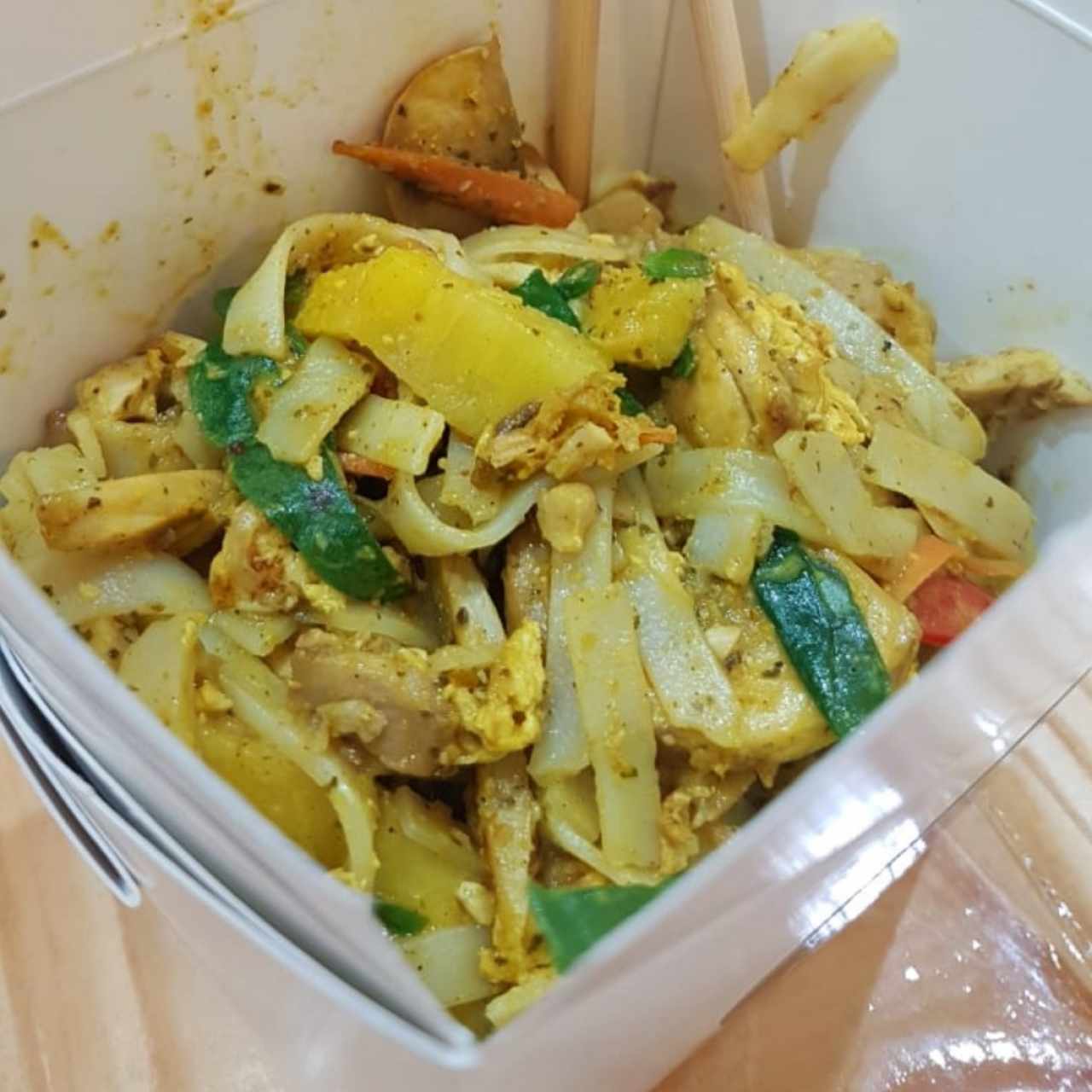 Noodles de arroz, con pollo, piña y champiñones en salsa bangkok