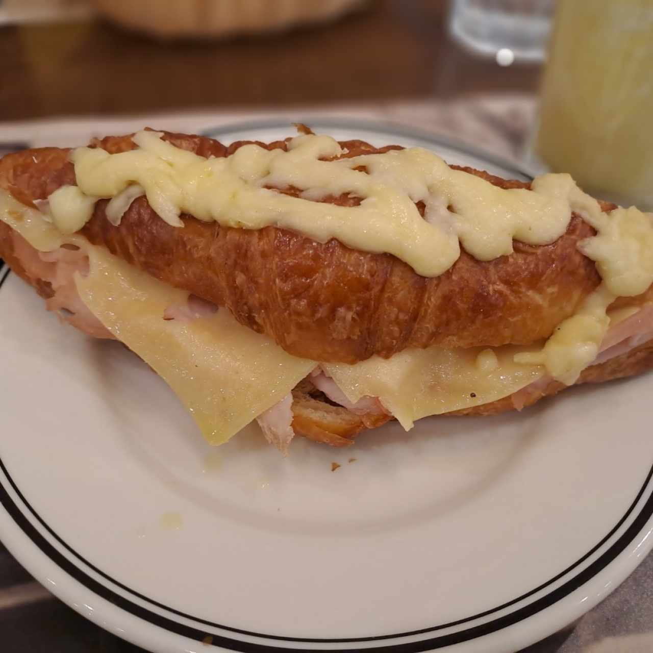 Croissant de jamón con queso