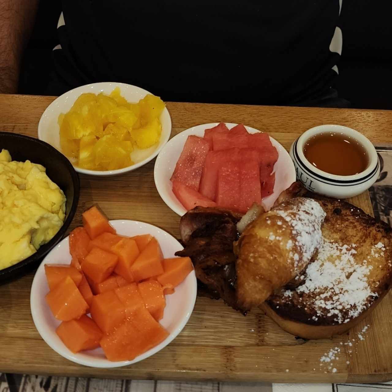 Tabla de Frutas, huevos panes dulces y bacon