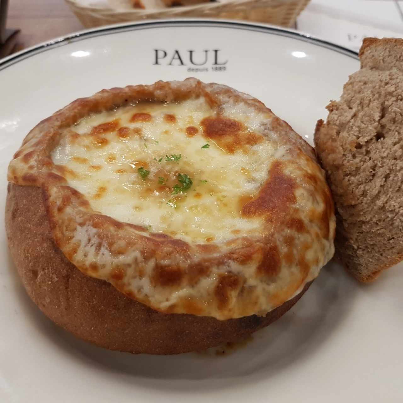 Sopa de cebolla francesa gratinada