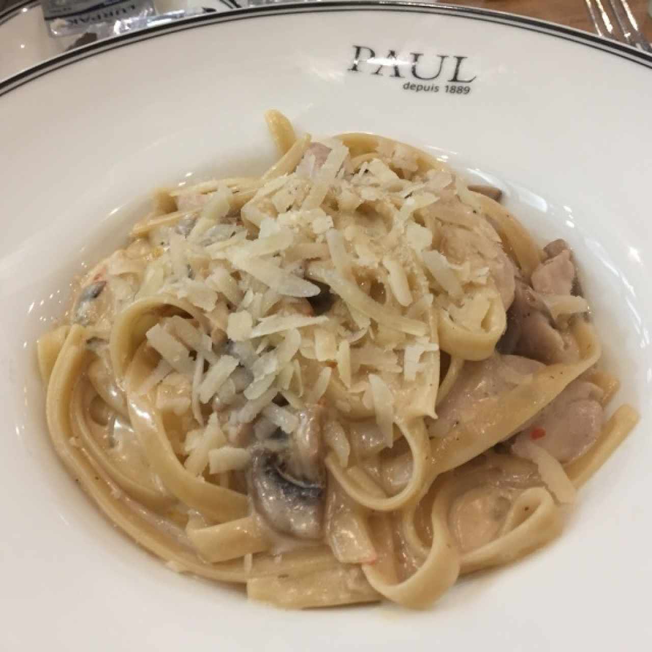 linguini con pollo y champiñones