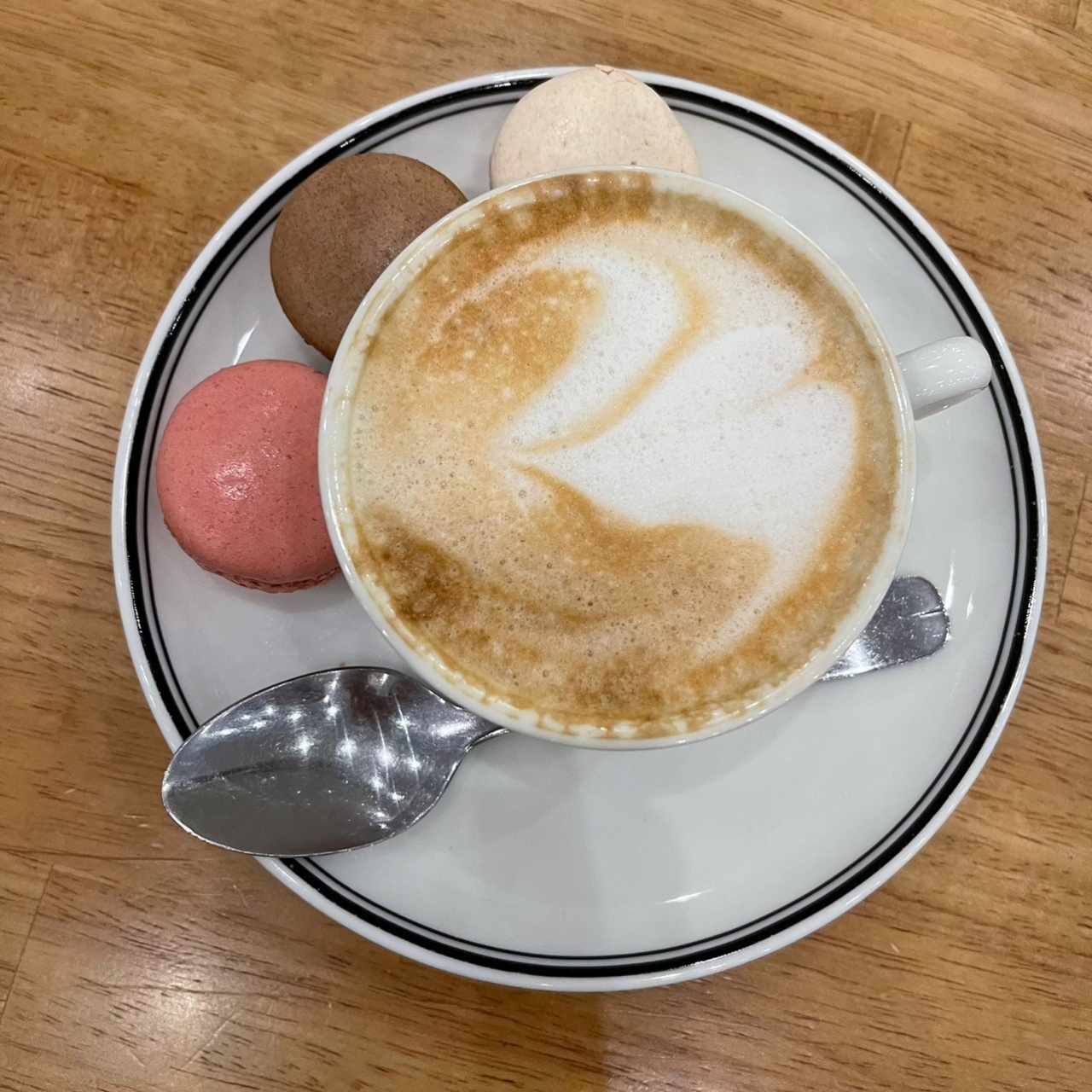 Capuccino + 3 macaroons 