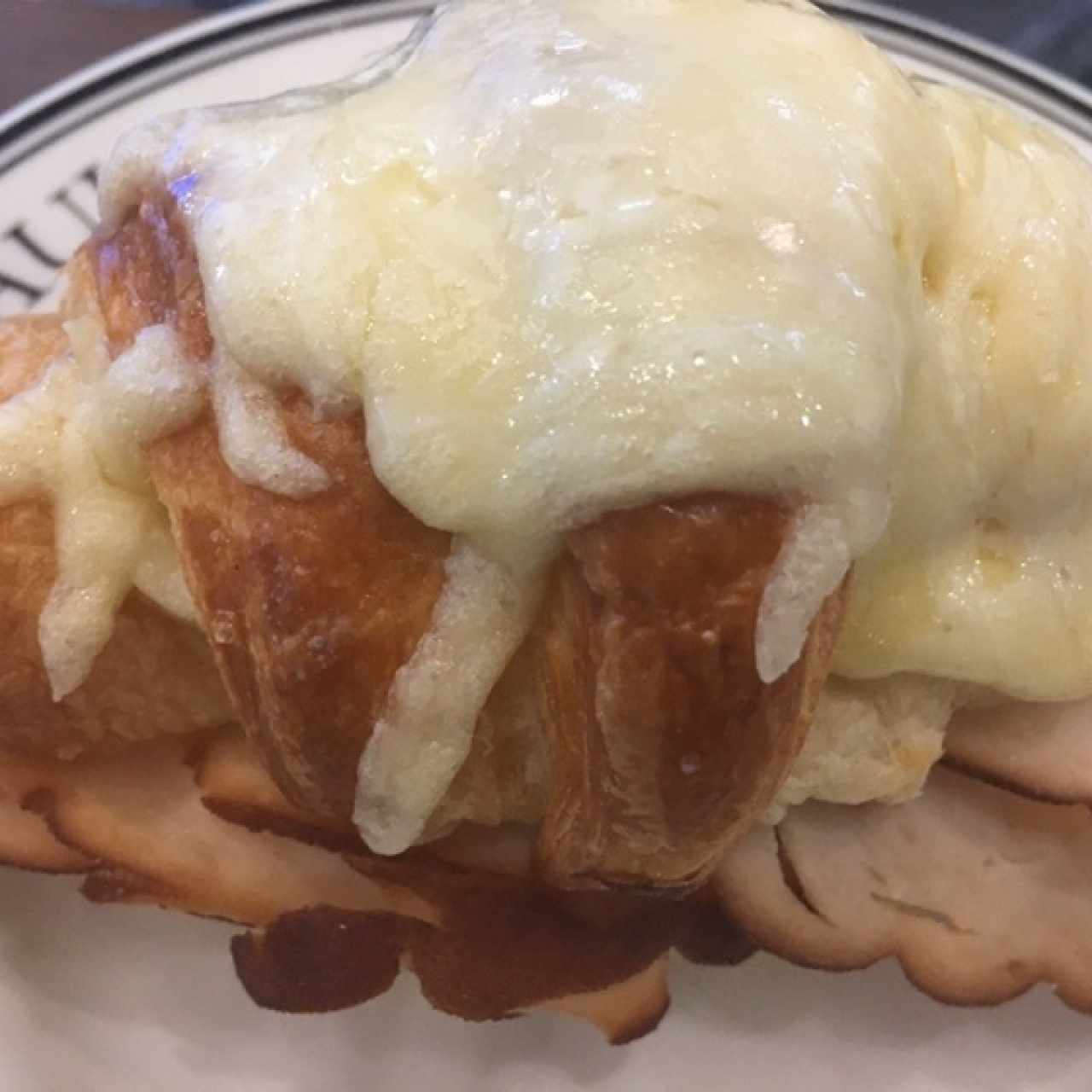 Sandwich croissant de jamon y queso. 
