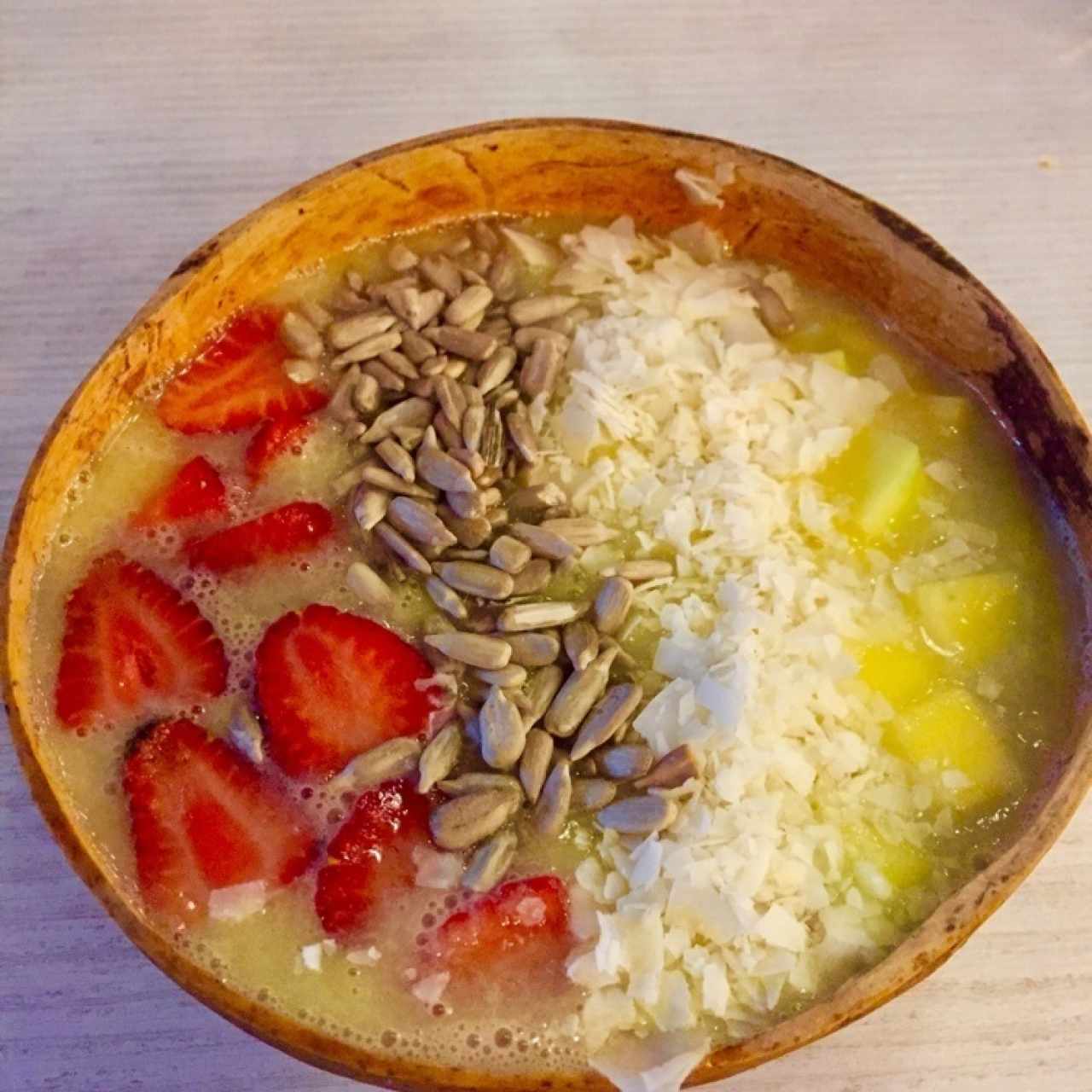 Smoothie bowl: Fresa, coco y mango, base de piña en leche de almendras. 