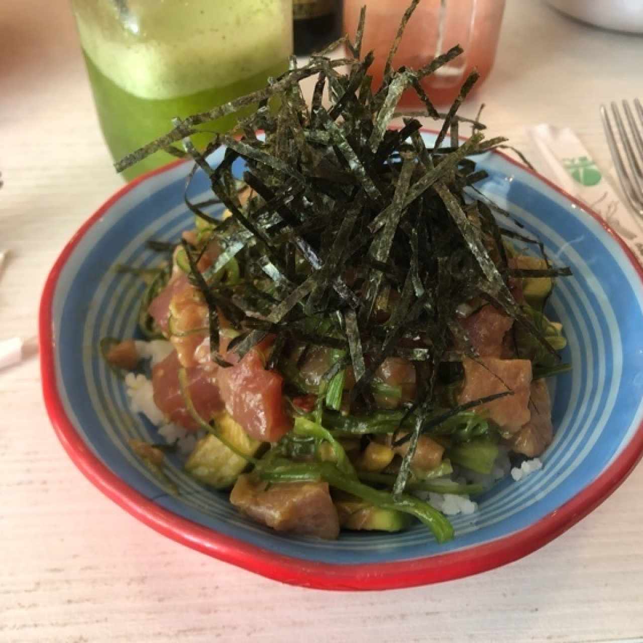 salmon y tuna con alga, aguacate y salsa de anguila