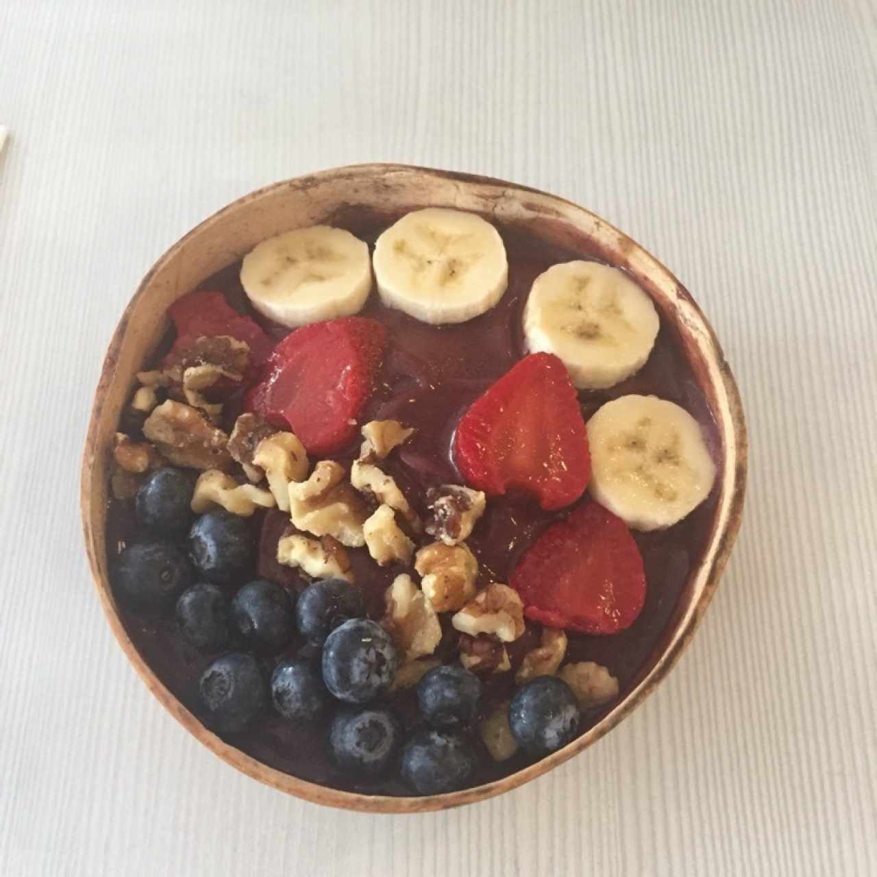 açaí con banana, fresad, blue berries y nueces