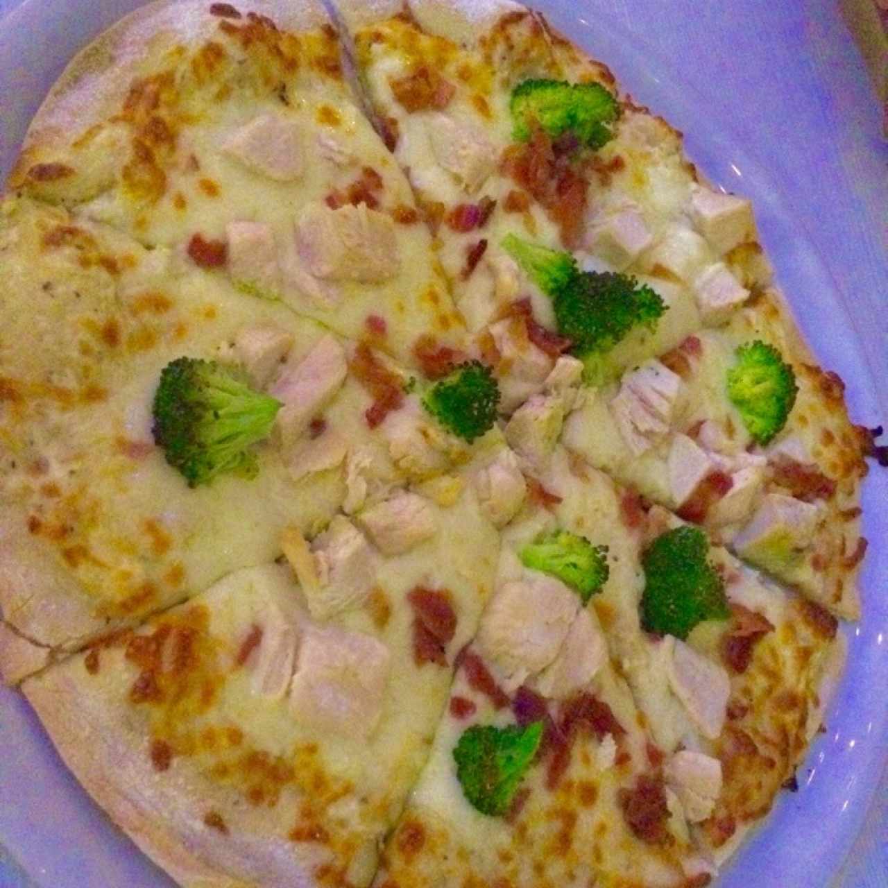 Pizza de pollo y brocoli