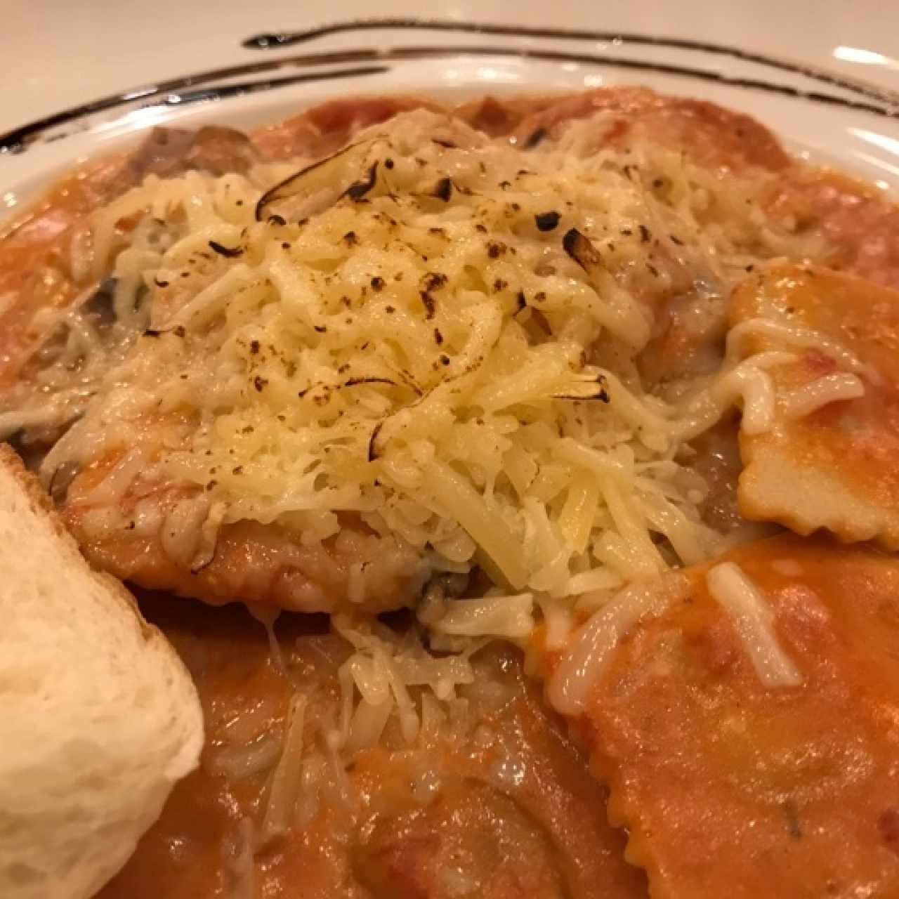 Raviolis relleno de Salmon en salsa rosé flmbeado en vodka