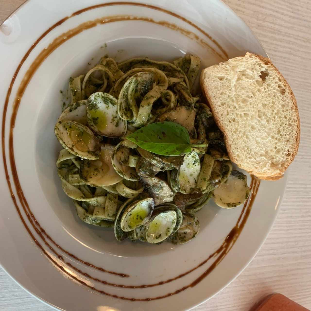 Fettuccini al Pesto con Almejas y Champiñones