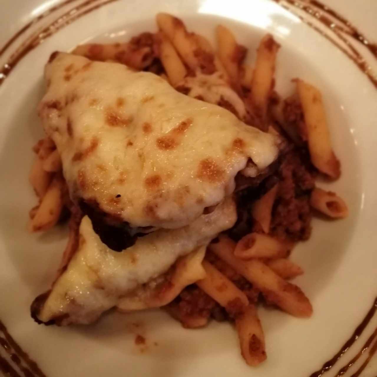 Milanesa de pollo, con penne en boloñesa🍝