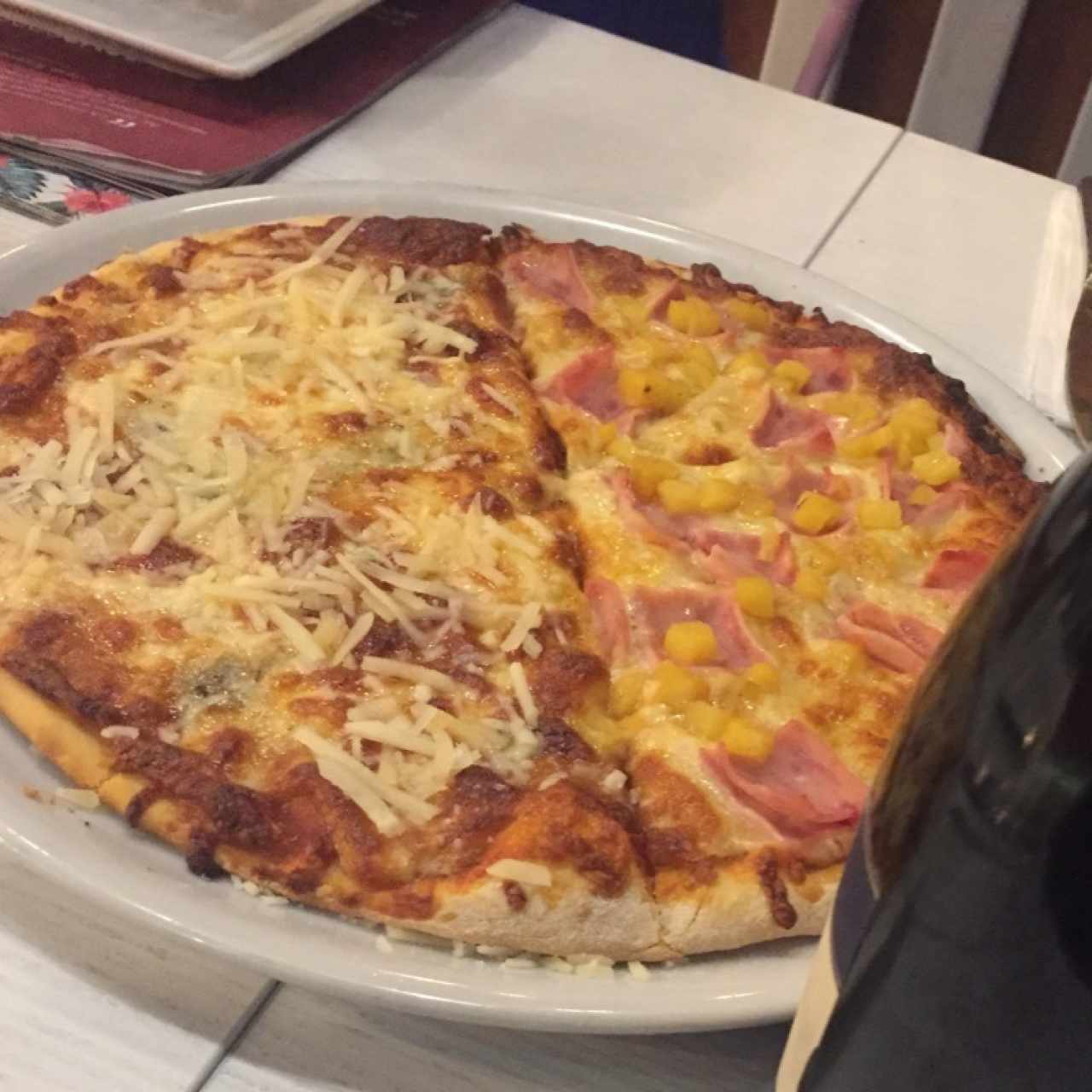 pizza mitad 4 quesos y mitad hawaiana con piña y jamon 