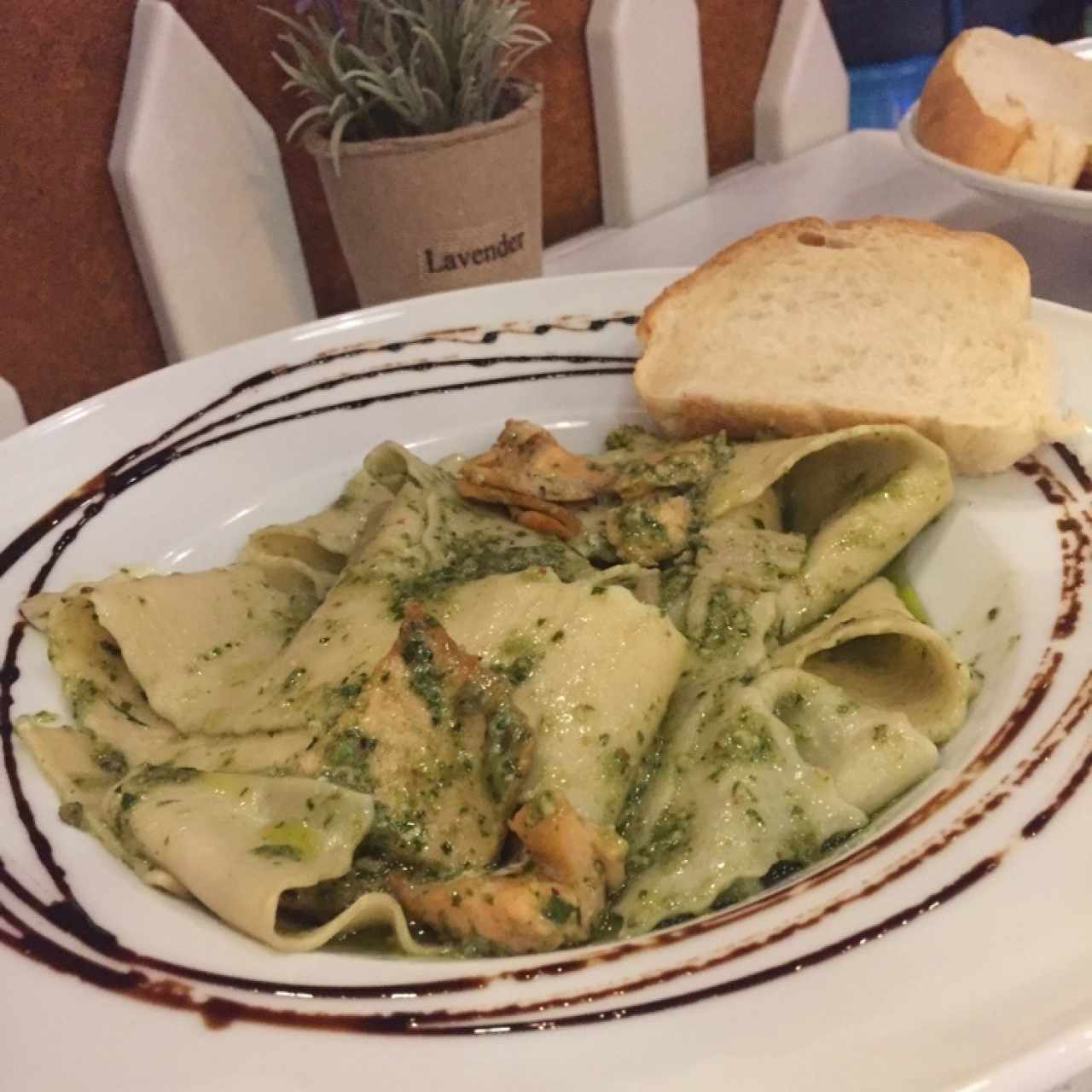 Pappardelle con salmón ahumado al pesto con albahacas