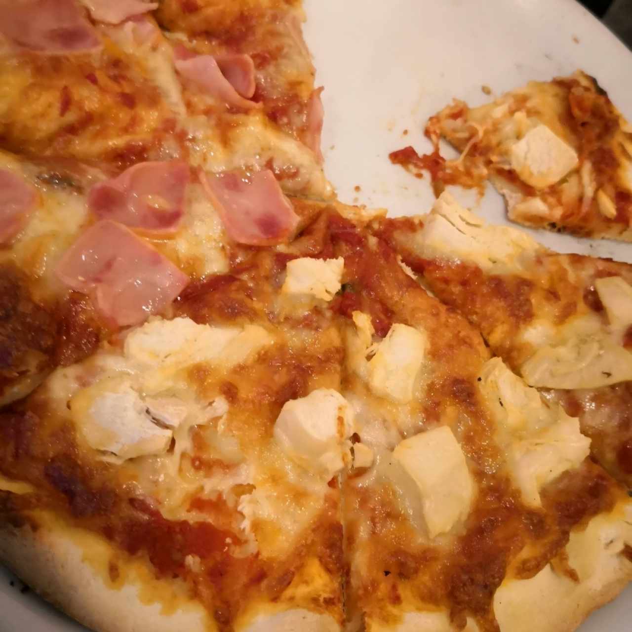 pizza mitad jamón y mitad pollo